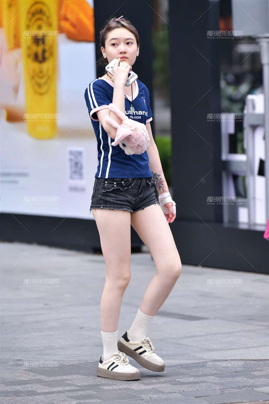 图片[1]-靓丽热裤美女-街拍流行馆