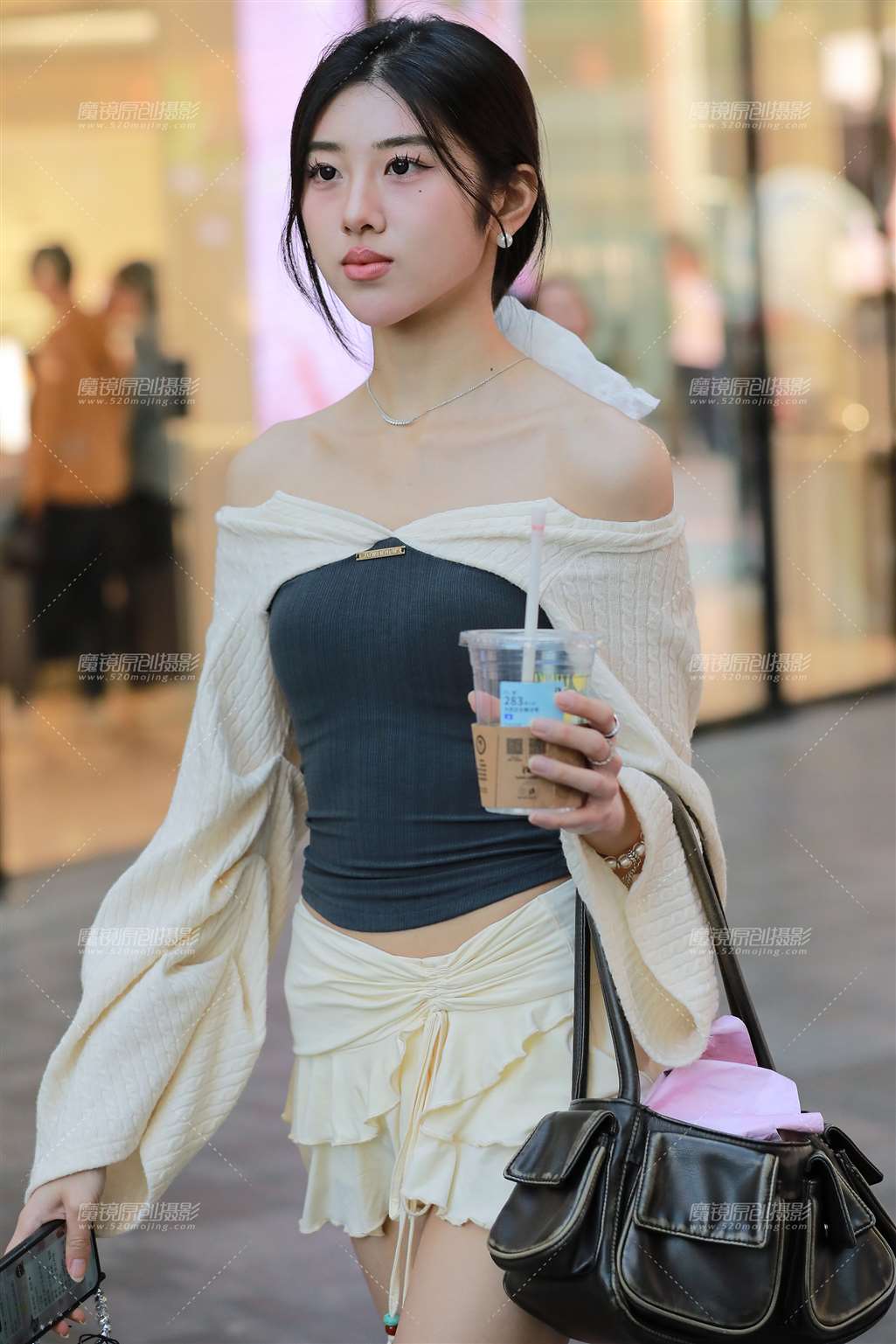 图片[1]-米黄色百褶裙美女-街拍流行馆