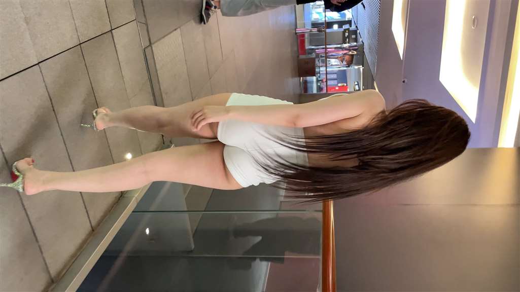 图片[4]-白色连体热裤女神（视频版）-街拍流行馆