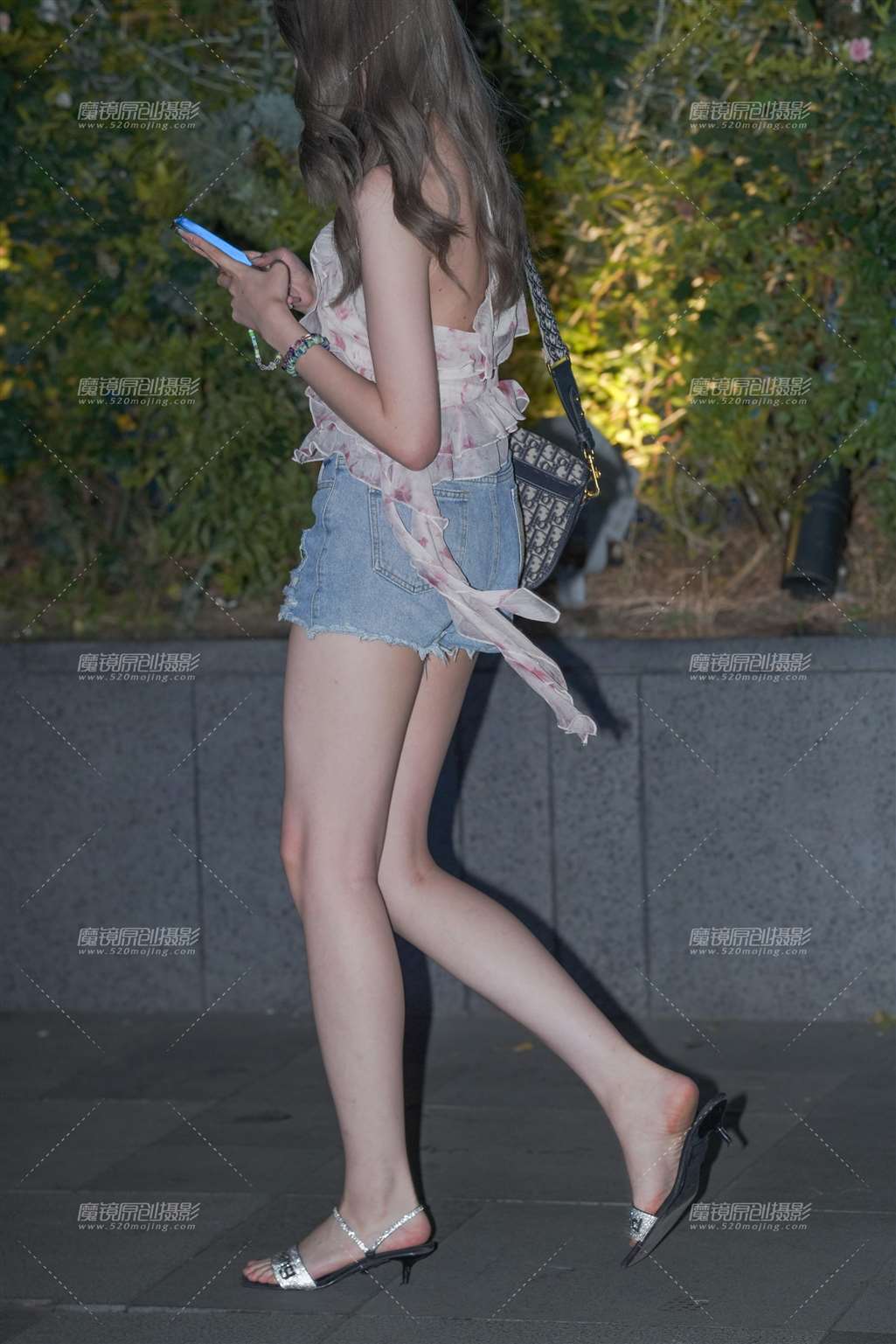 图片[2]-热裤长腿美眉-街拍流行馆
