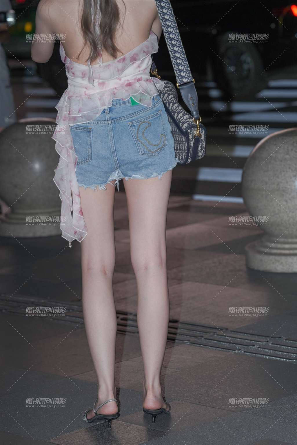 图片[4]-热裤长腿美眉-街拍流行馆