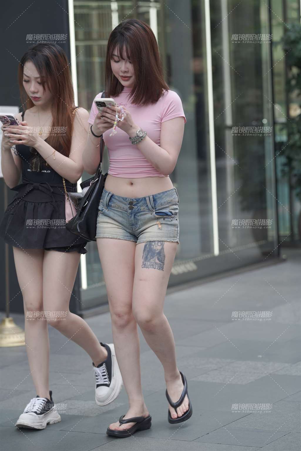 图片[1]-热裤小妹-街拍流行馆
