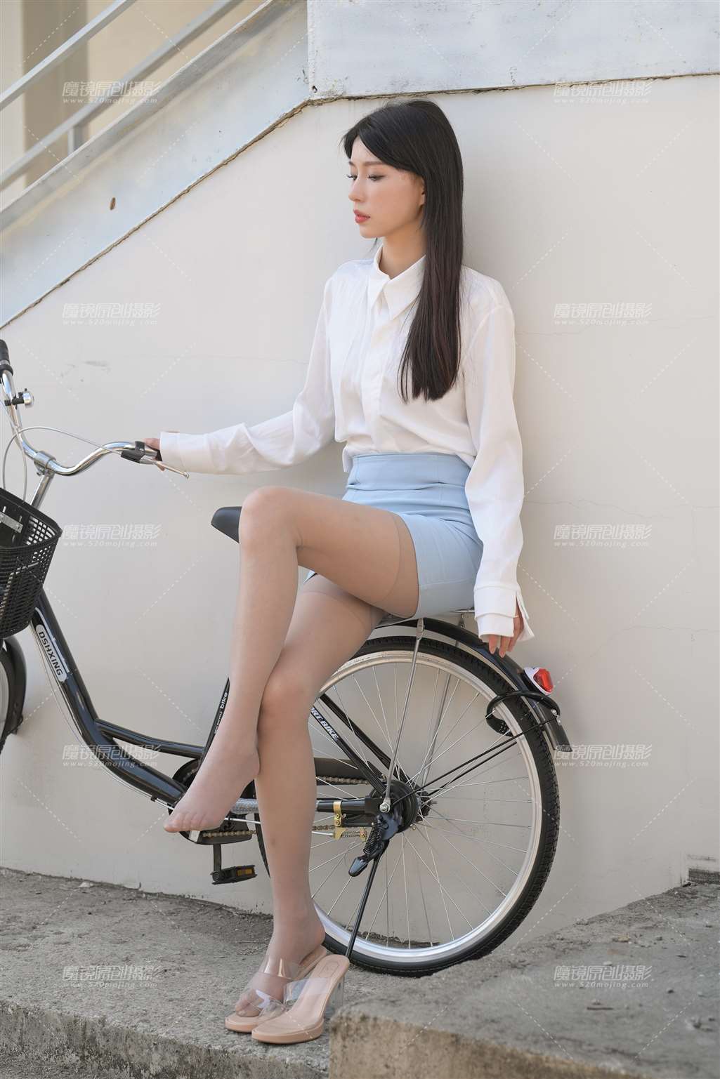 图片[5]-蓝色制服美女-街拍流行馆