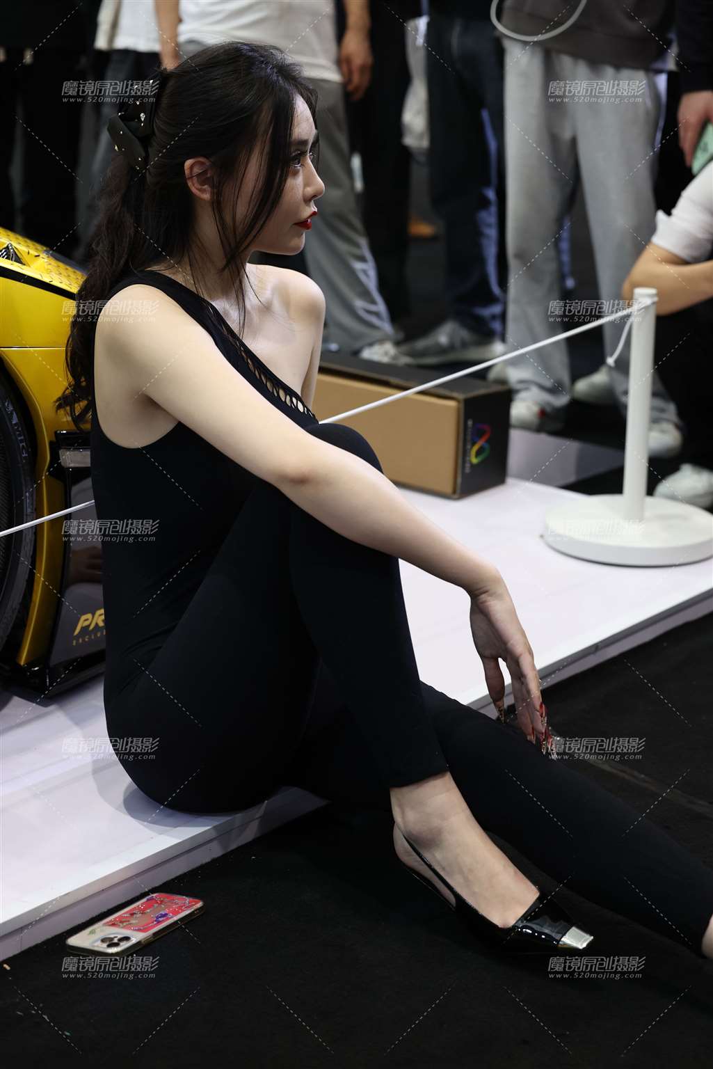 图片[4]-20250301紧身黑裤妹子-街拍流行馆