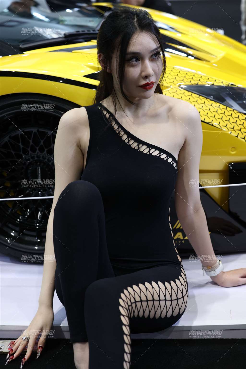 图片[3]-20250301紧身黑裤妹子-街拍流行馆