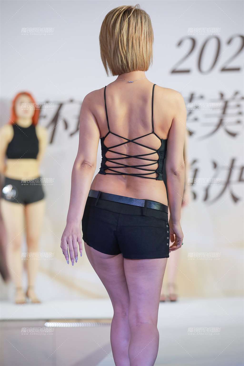 图片[2]-黑热裤-027-街拍流行馆