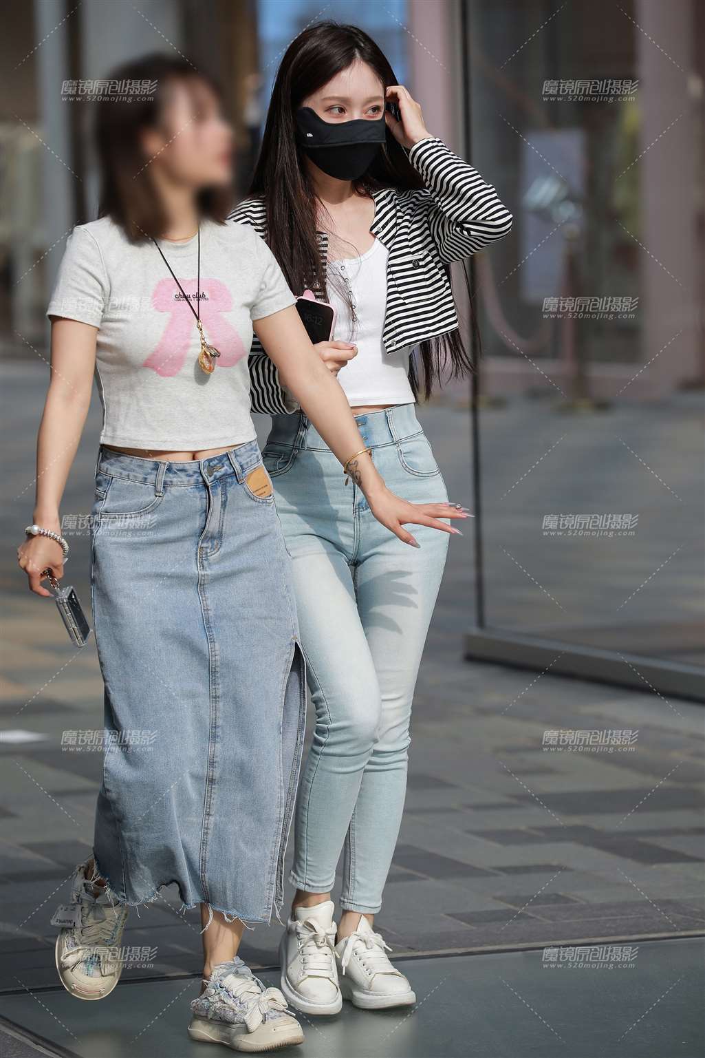 图片[1]-浅蓝牛仔裤美女-街拍流行馆