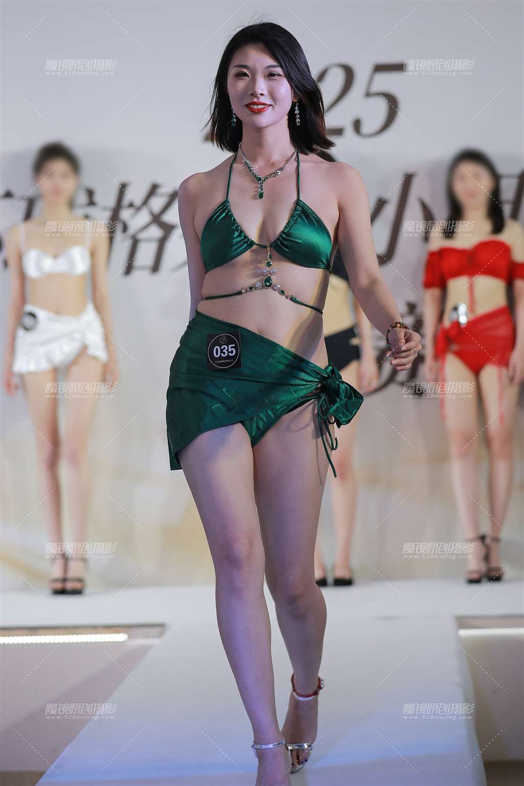 图片[1]-绿色泳装-街拍流行馆