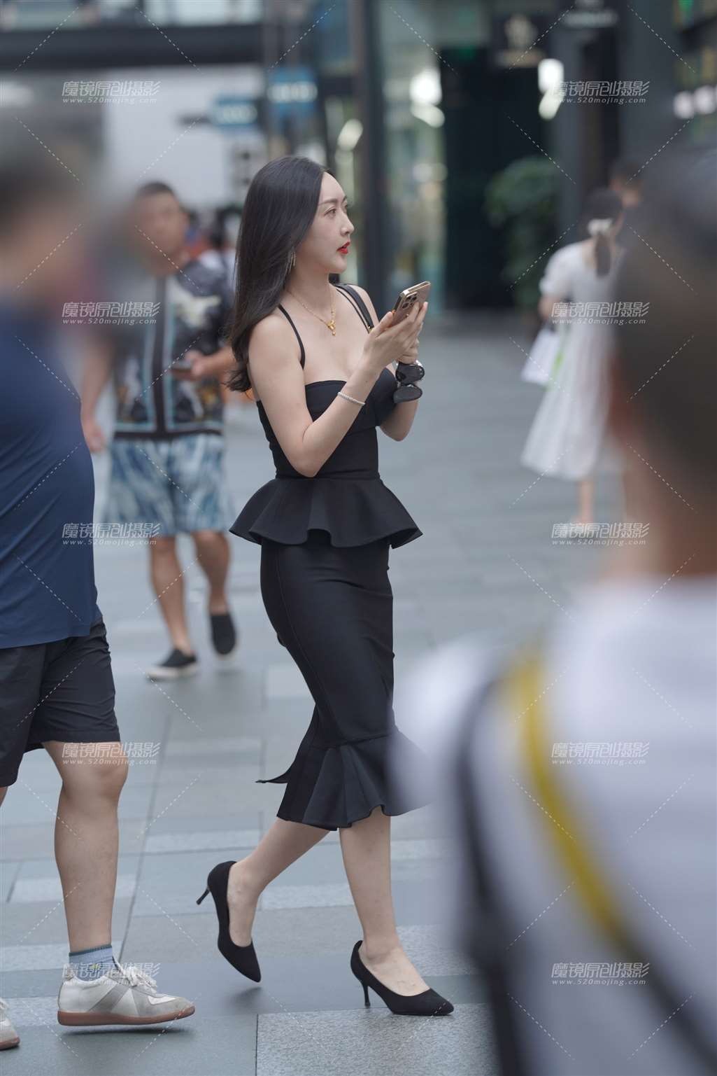 图片[3]-吊带低胸-街拍流行馆