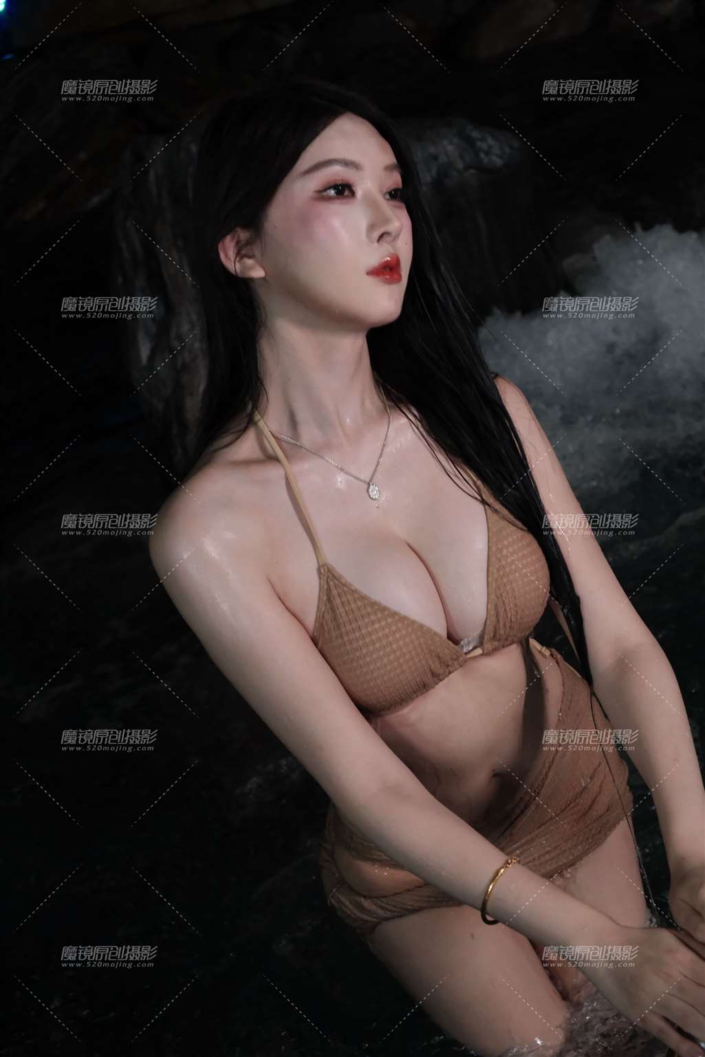 图片[3]-20250427温泉里裸色比基尼美女高-街拍流行馆