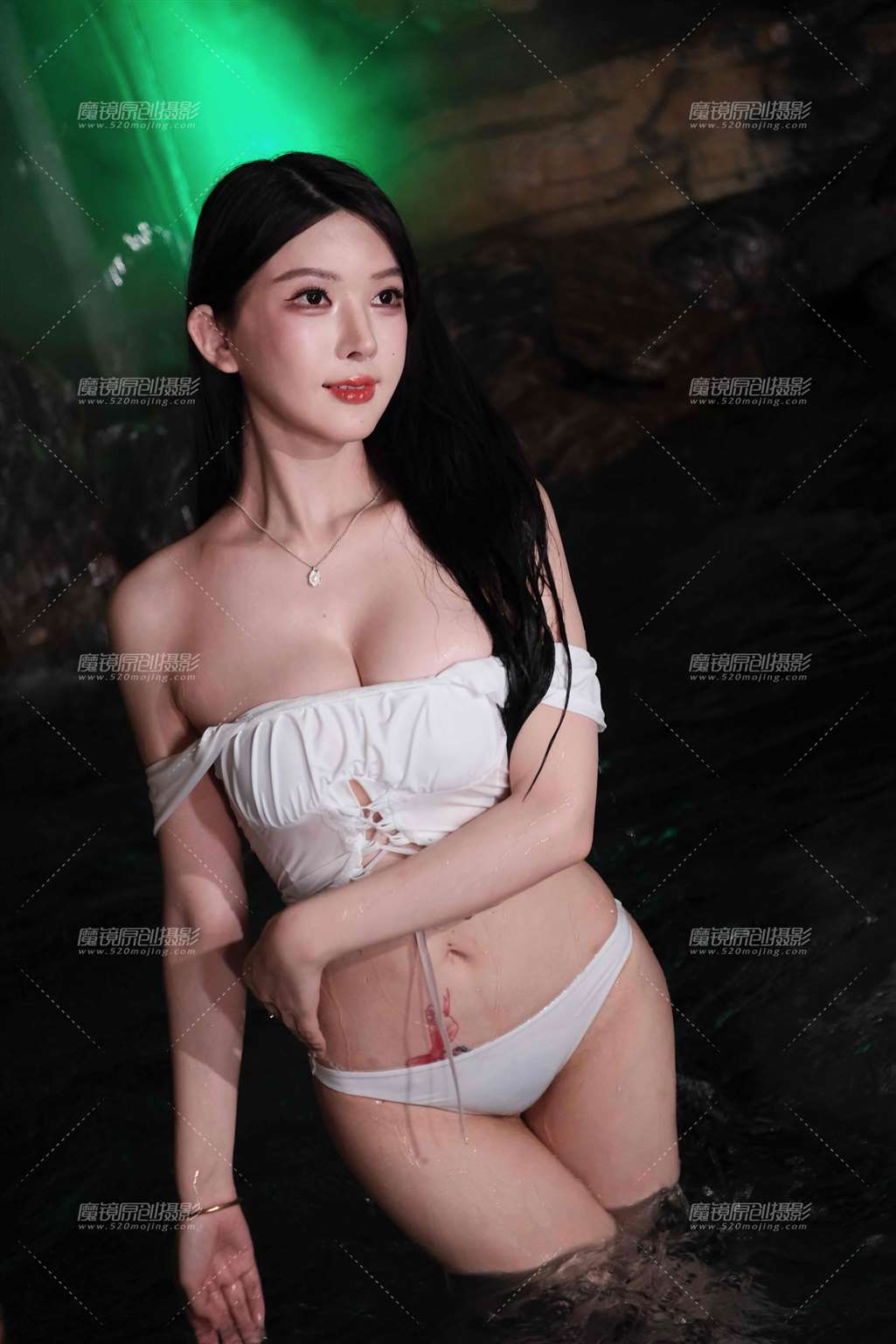 图片[1]-20250427温泉里的白色比基尼美女高-街拍流行馆
