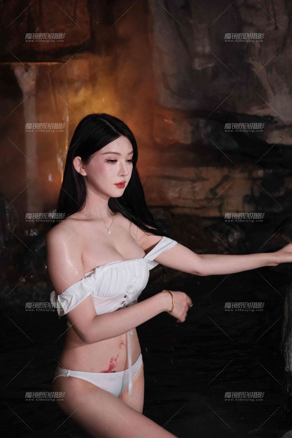 图片[4]-20250427温泉里的白色比基尼美女高-街拍流行馆