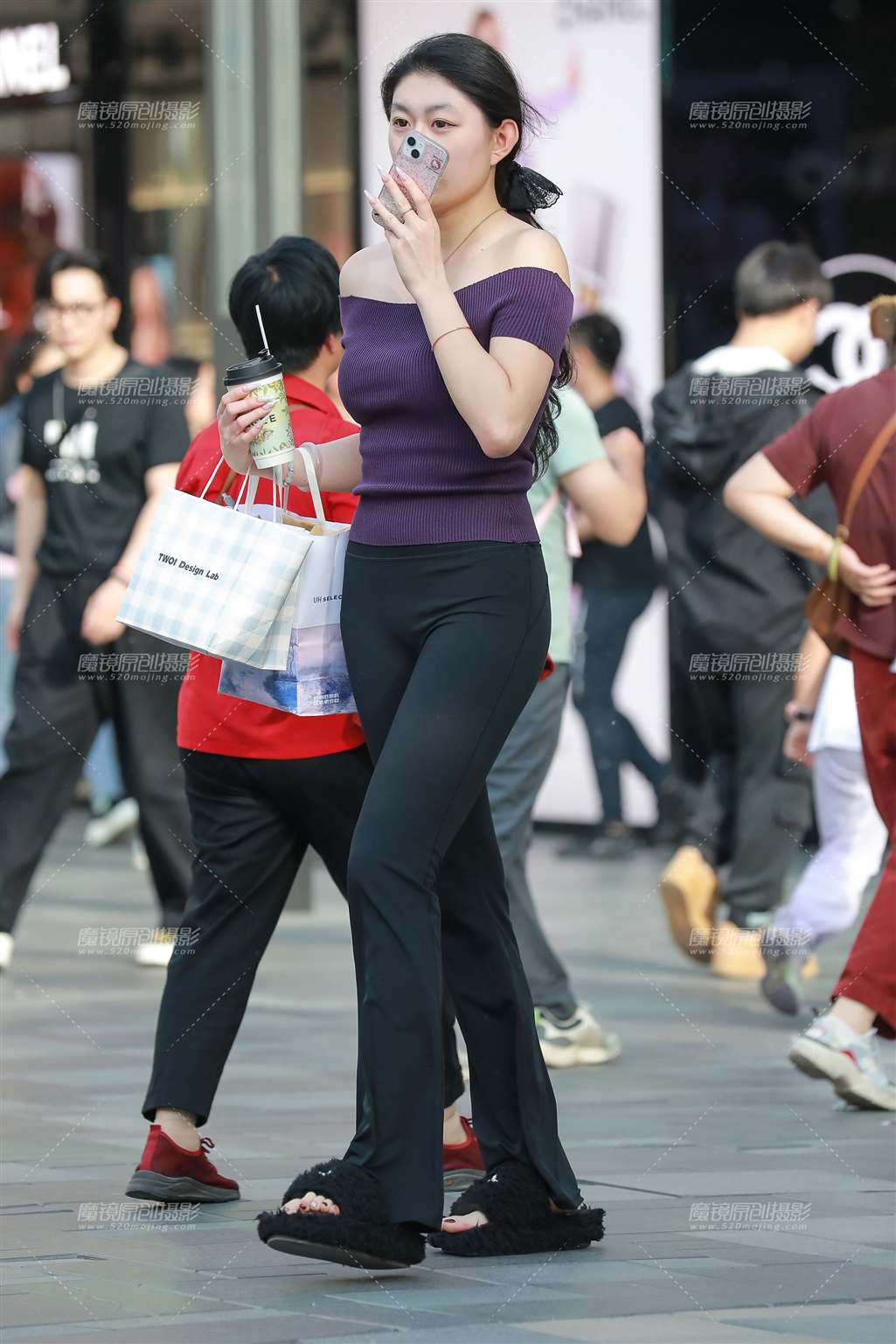 图片[1]-黑色瑜伽裤美女-街拍流行馆
