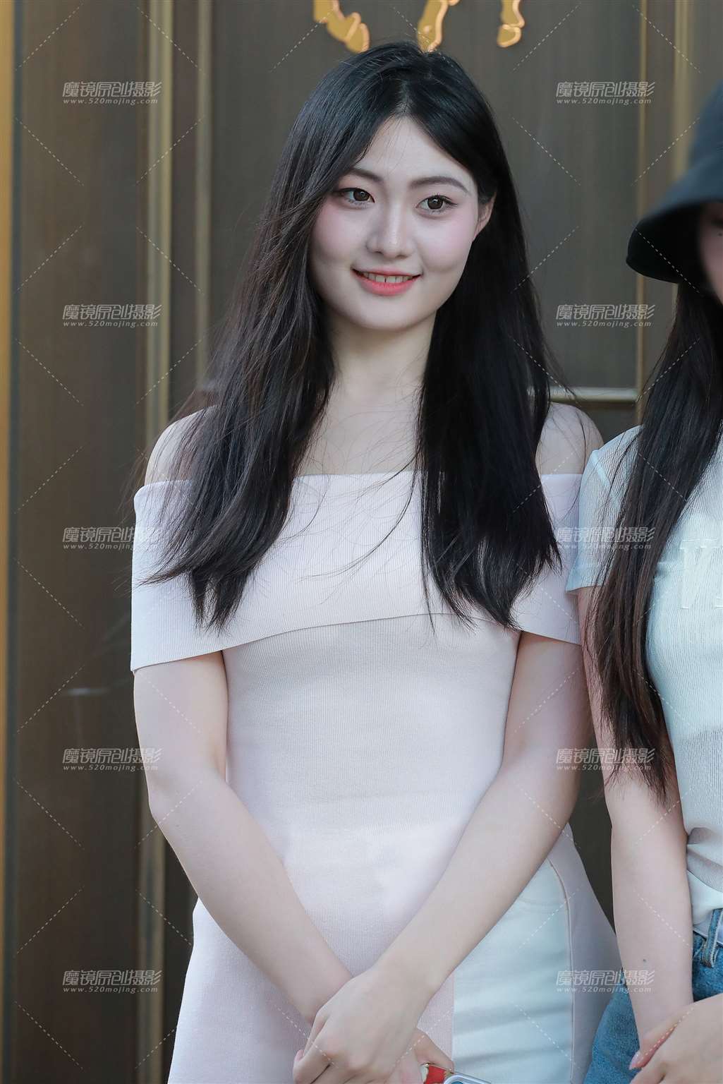 图片[1]-白色热裤美女-街拍流行馆