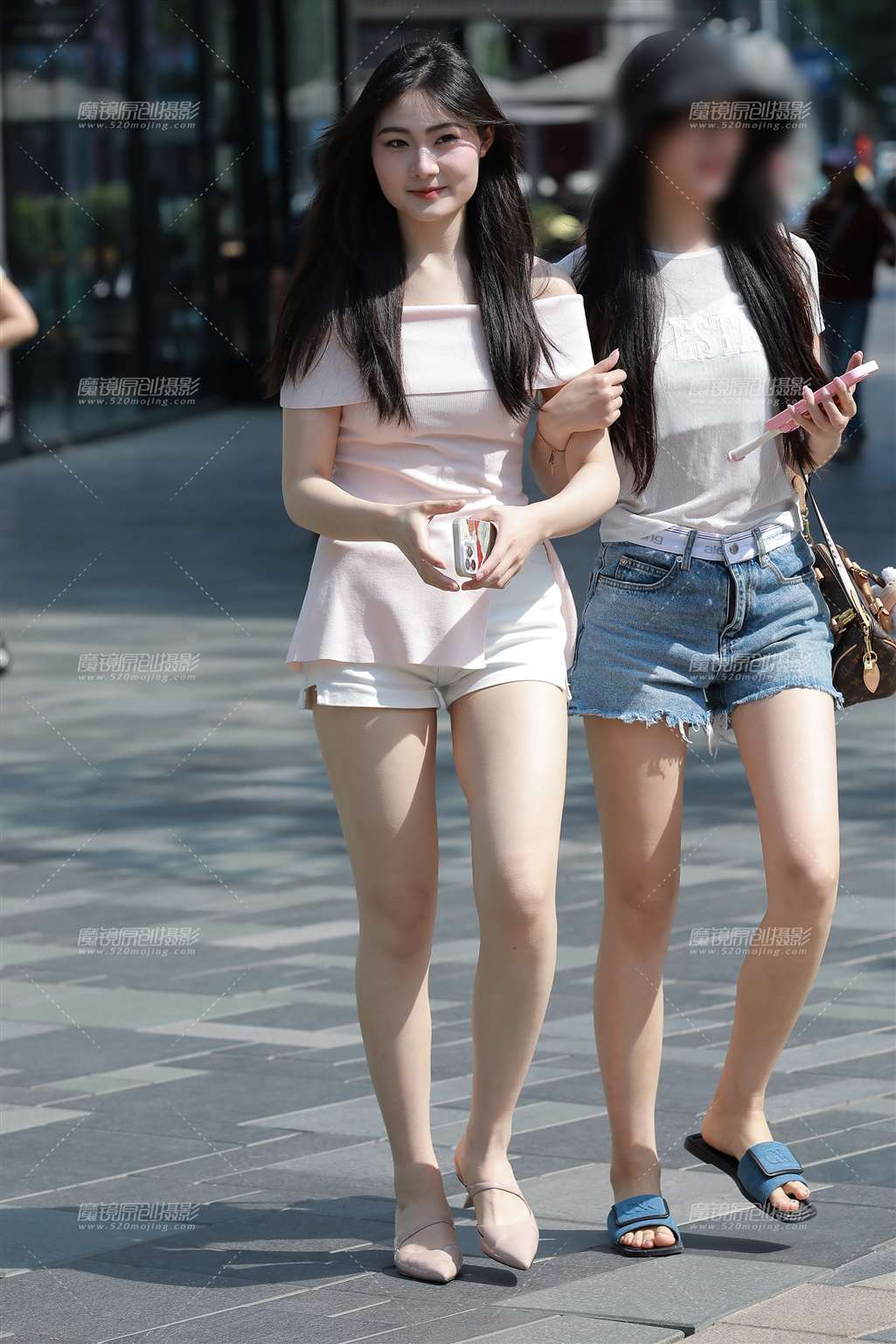 图片[3]-白色热裤美女-街拍流行馆
