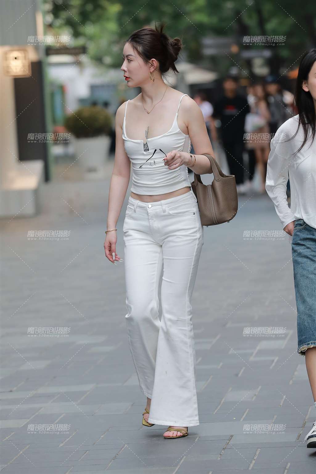 图片[3]-白裤气质美女-街拍流行馆