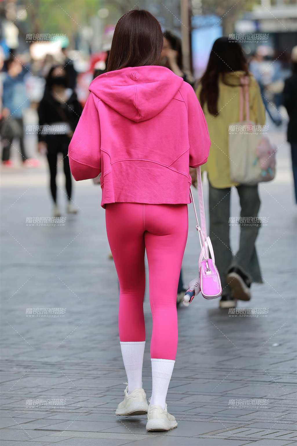 图片[2]-粉红色瑜伽裤美女-街拍流行馆