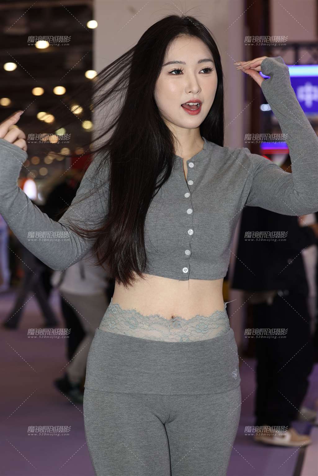 图片[1]-20250328灰色裤子丰腴美眉-街拍流行馆