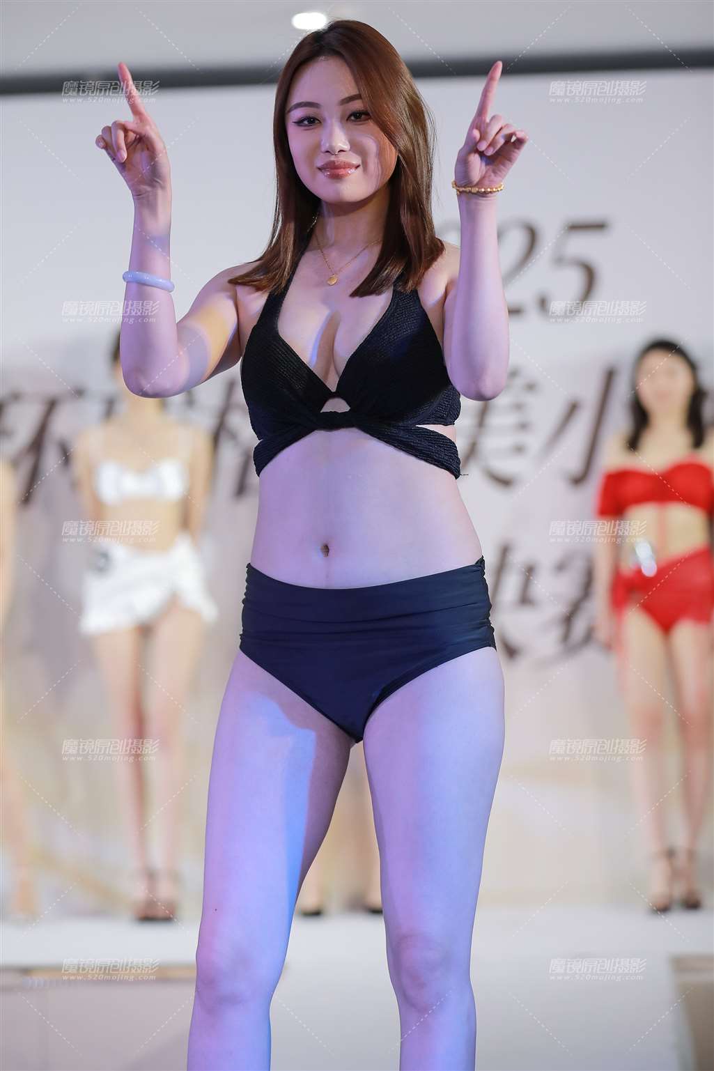 图片[1]-黑色泳装-街拍流行馆