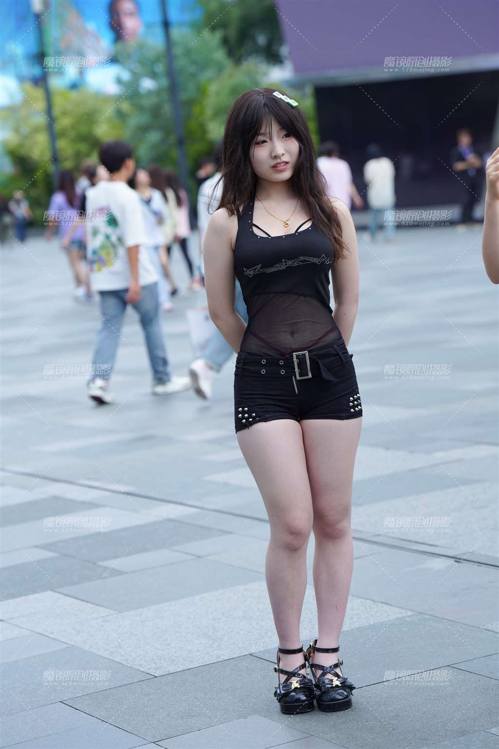 图片[1]-热裤小妹-街拍流行馆