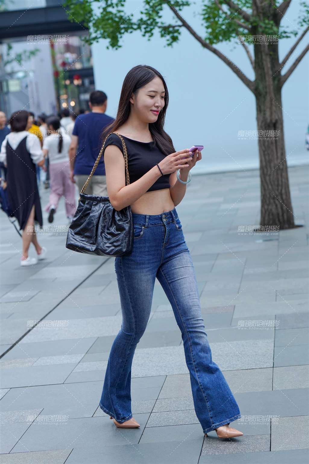 图片[1]-牛仔大长腿曼妙身姿-街拍流行馆