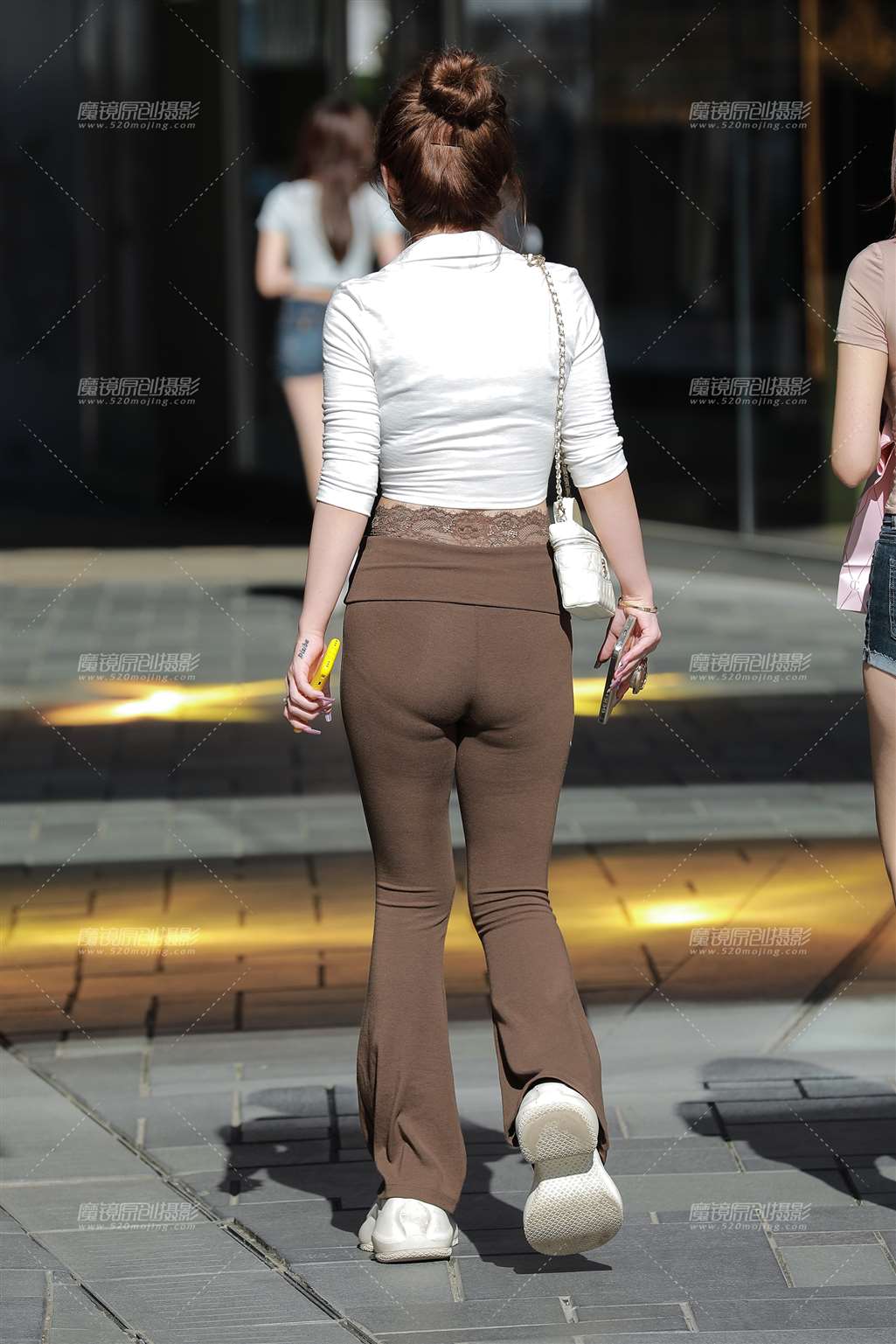 图片[2]-棕色瑜伽裤美女-街拍流行馆