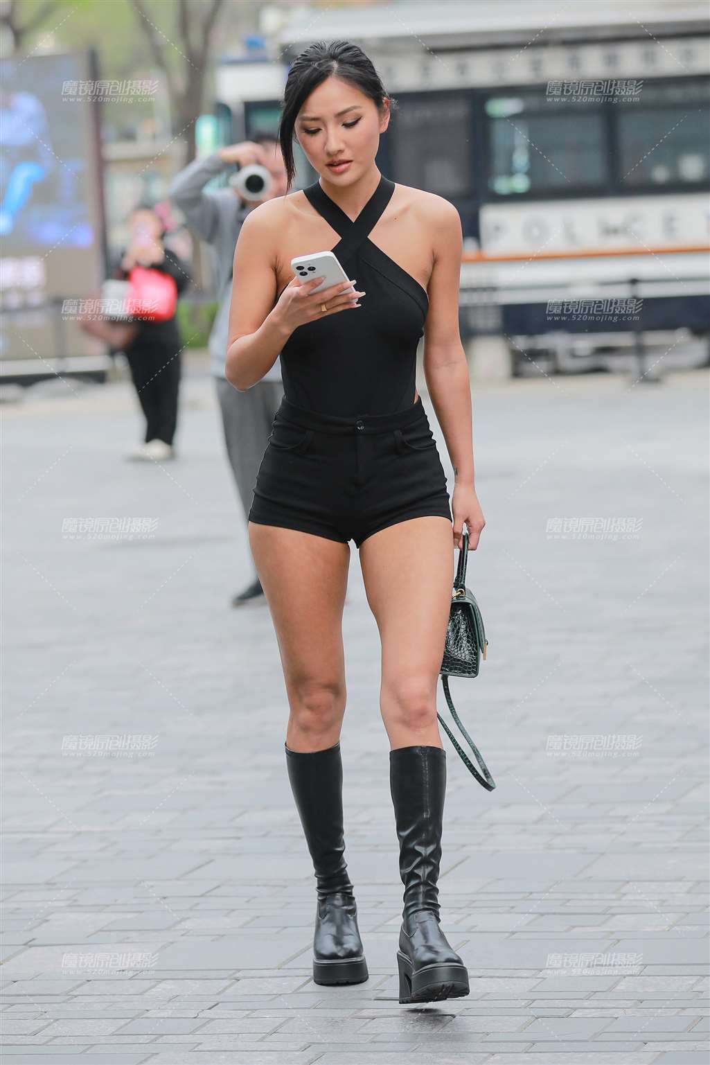 图片[3]-黑色热裤美女-街拍流行馆