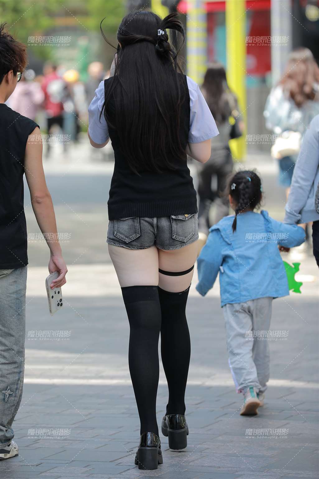 图片[2]-紧身牛仔热裤美女-街拍流行馆