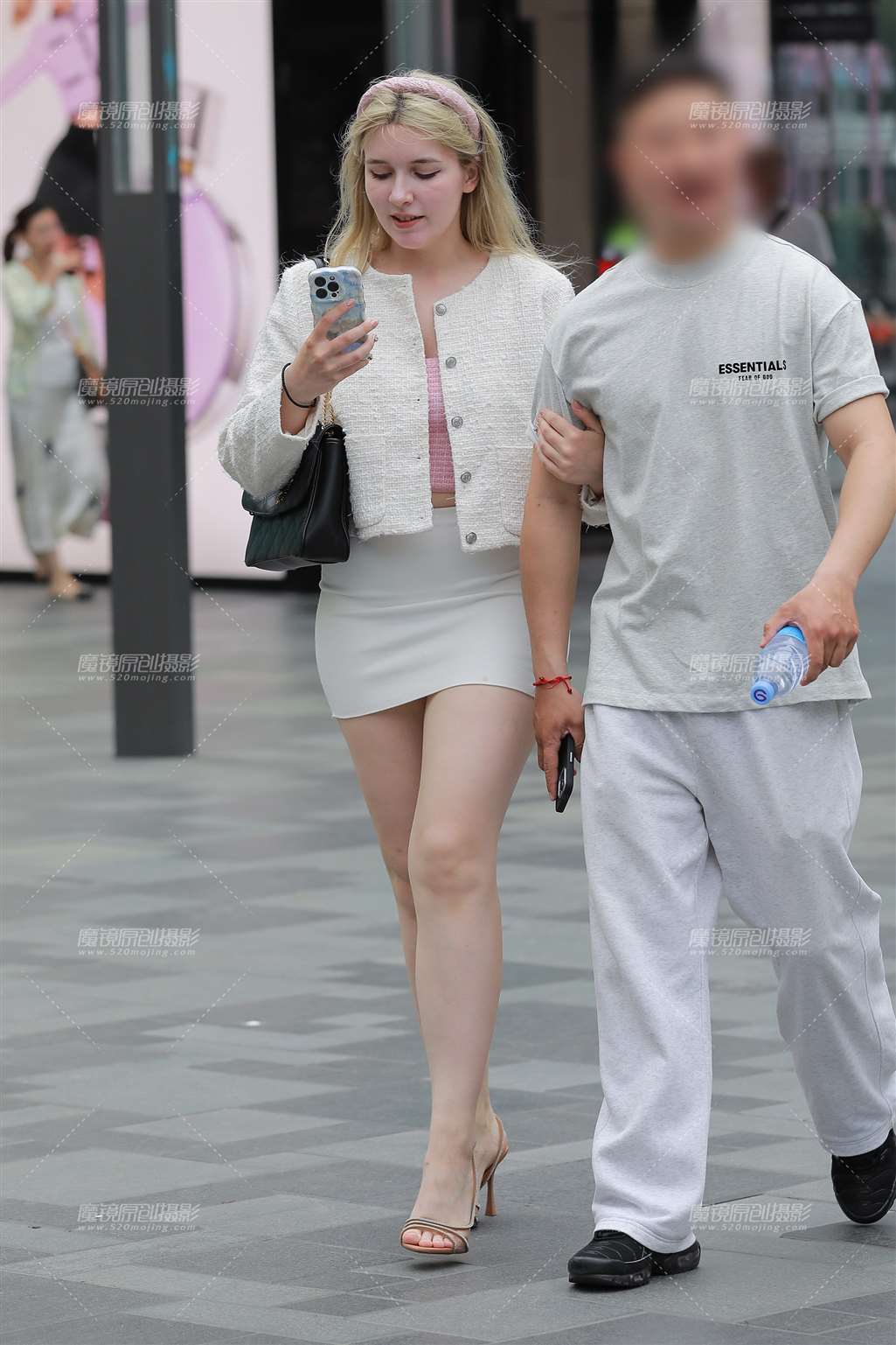 图片[1]-白色包臀裙女友-街拍流行馆
