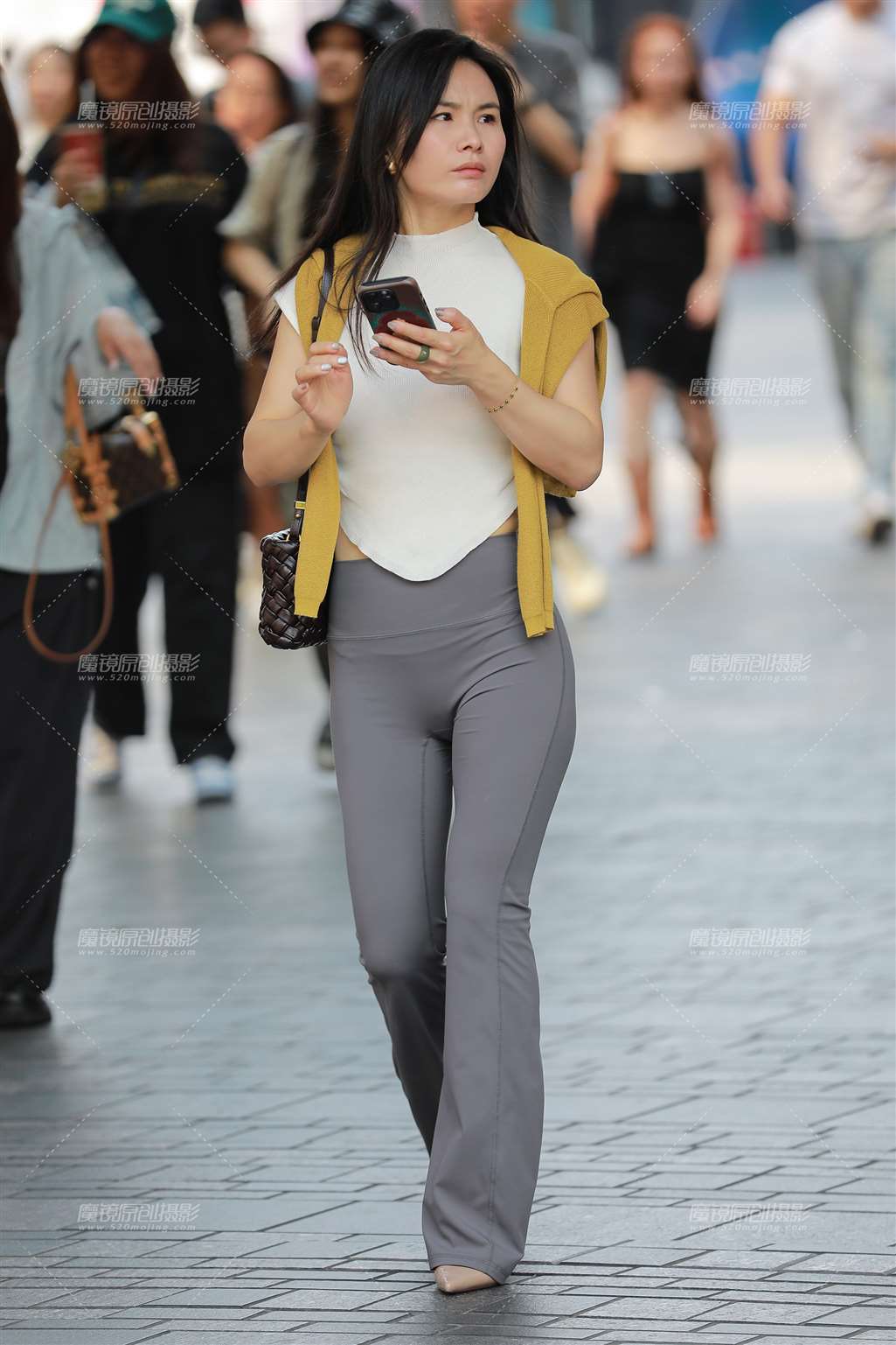 图片[3]-紧身瑜伽裤美女-街拍流行馆