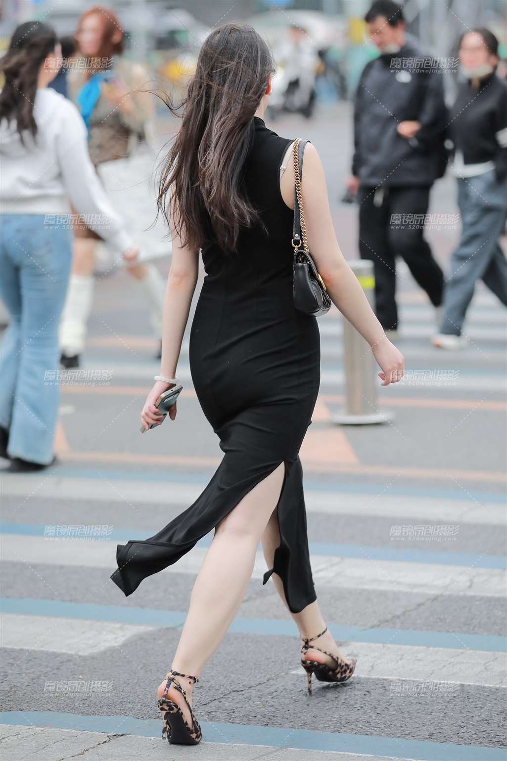 图片[2]-黑色旗袍美女-街拍流行馆
