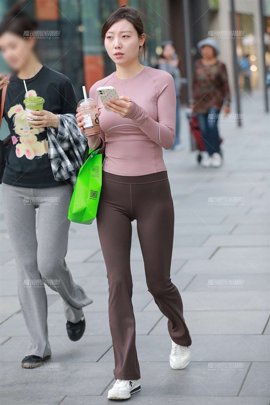图片[1]-棕色瑜伽裤美女-街拍流行馆