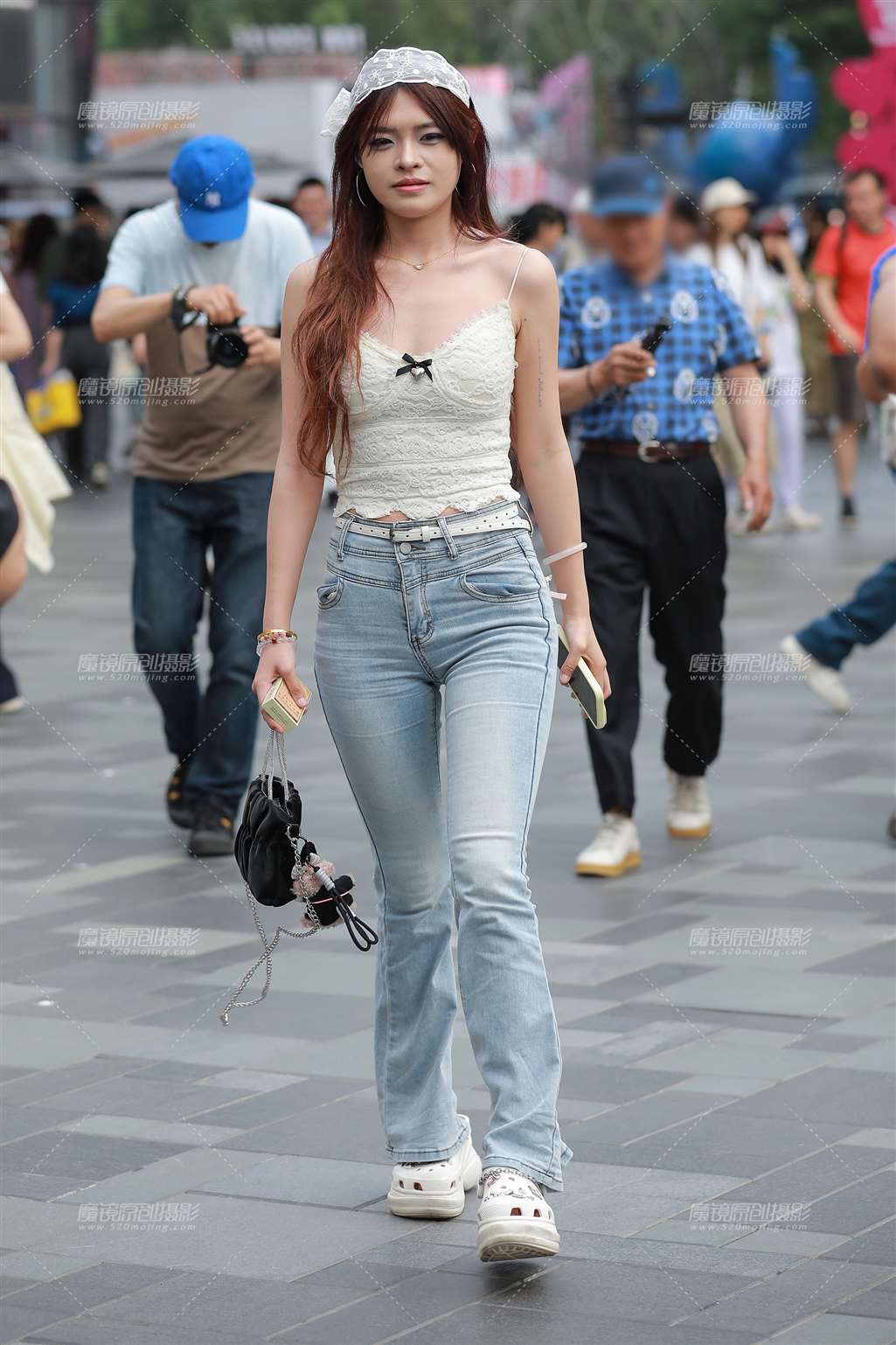 图片[3]-浅蓝牛仔裤美女-街拍流行馆