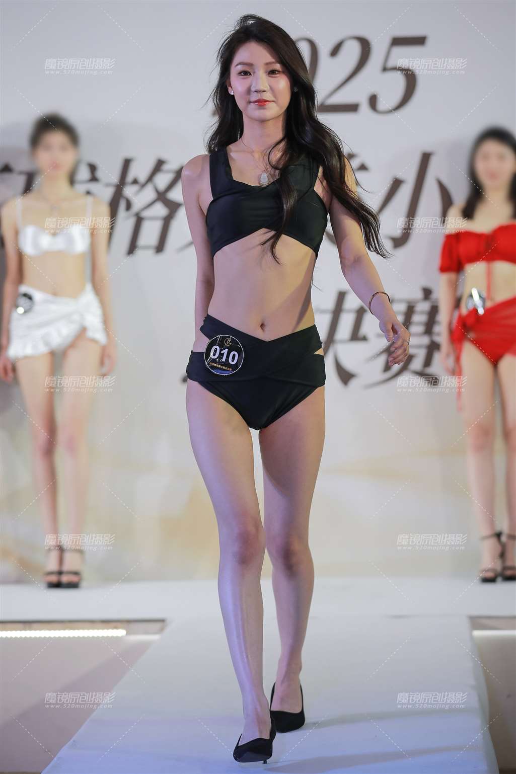图片[1]-黑色泳装-街拍流行馆