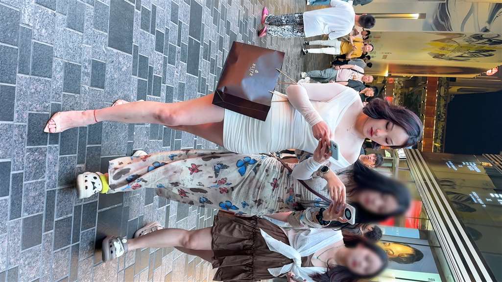 图片[1]-白色包臀裙美女（视频版）-街拍流行馆