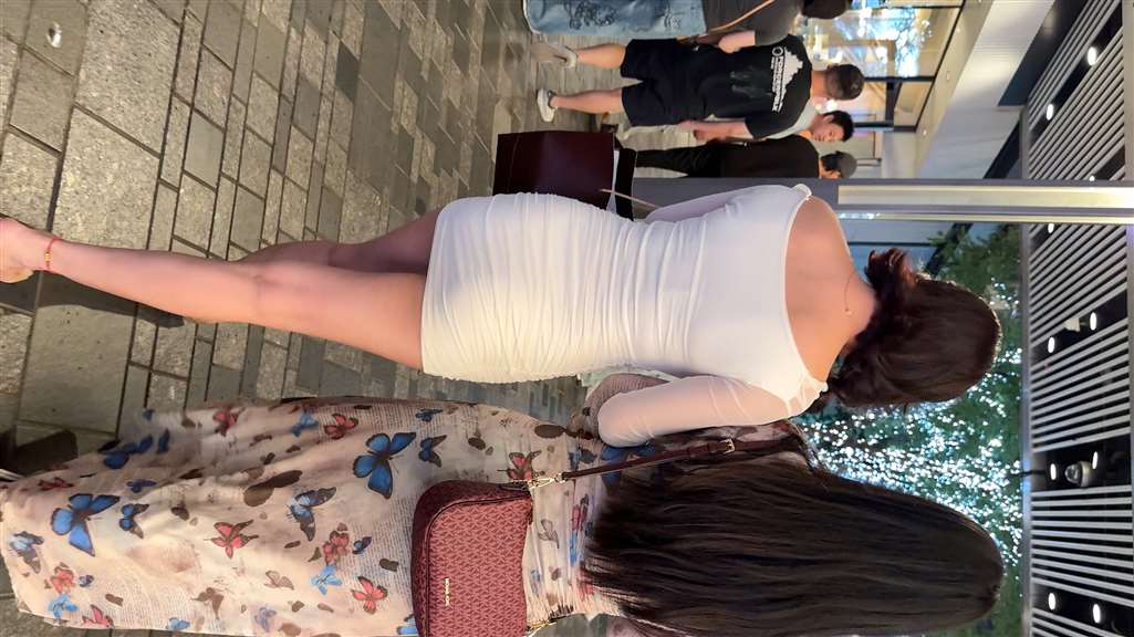 图片[2]-白色包臀裙美女（视频版）-街拍流行馆