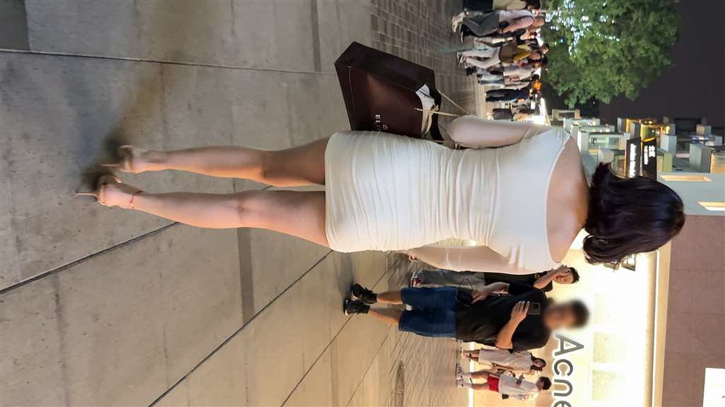 图片[3]-白色包臀裙美女（视频版）-街拍流行馆