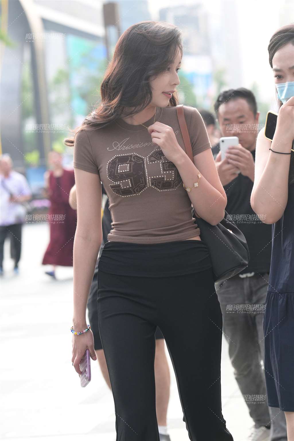 图片[5]-紧身黑裤美女-街拍流行馆