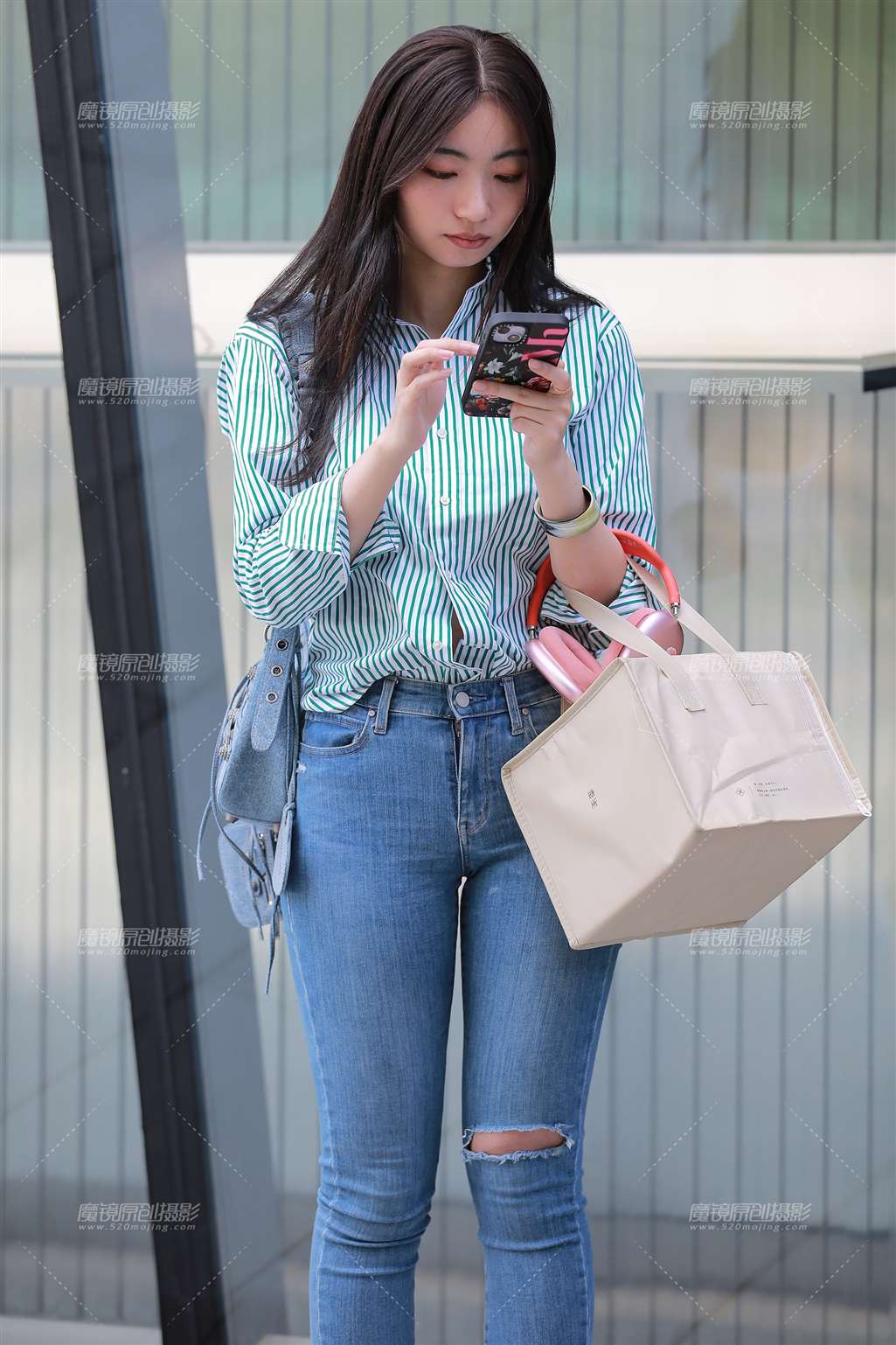 图片[1]-蓝色牛仔裤美女-街拍流行馆