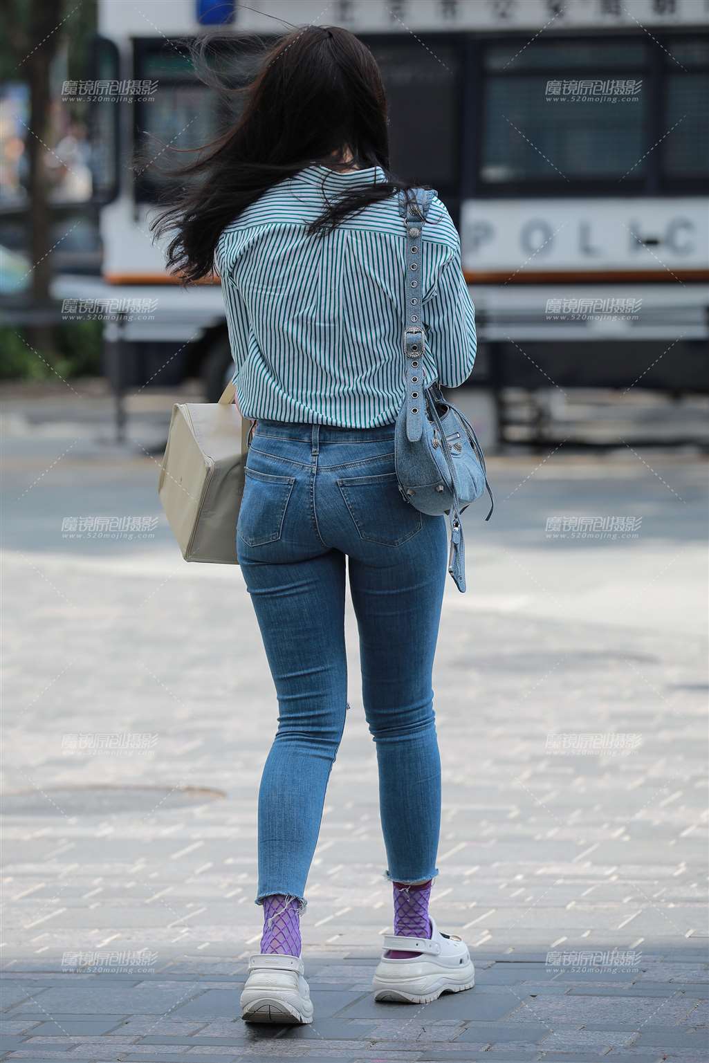 图片[2]-蓝色牛仔裤美女-街拍流行馆