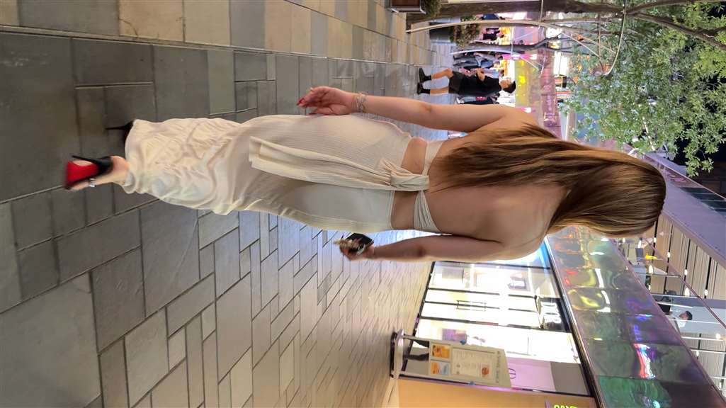 图片[2]-夜拍米色包臀裙美女（视频版）-街拍流行馆