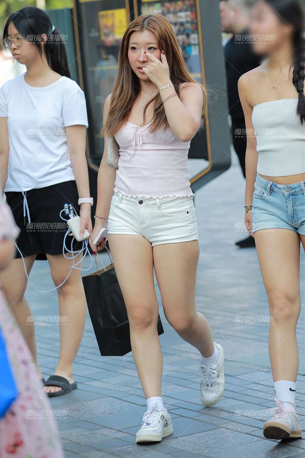 图片[5]-白色热裤小妹-街拍流行馆