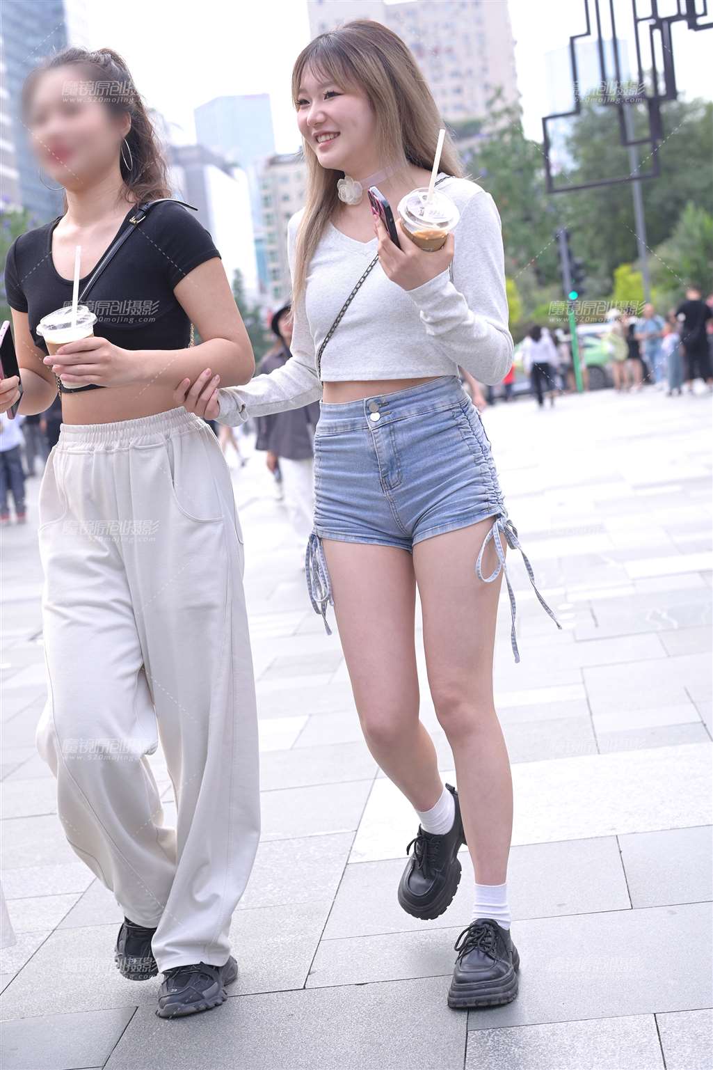 图片[1]-热裤女孩-街拍流行馆