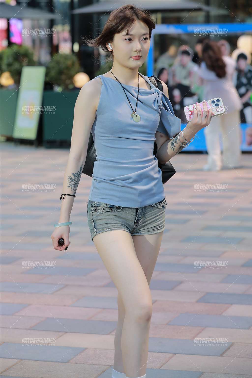 图片[1]-紧身牛仔热裤小妹-街拍流行馆