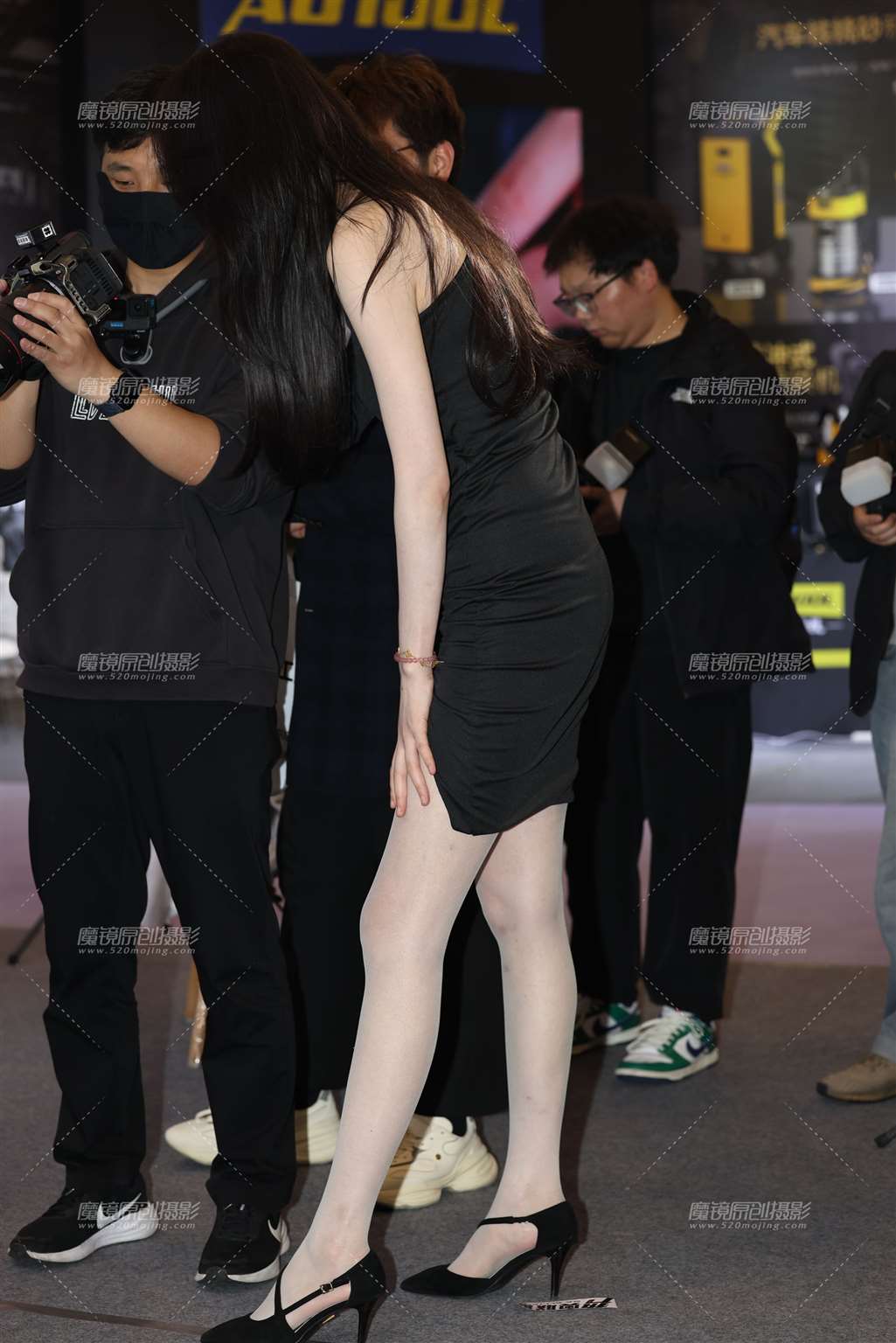 图片[2]-20250328徐白露的肉丝美腿-街拍流行馆