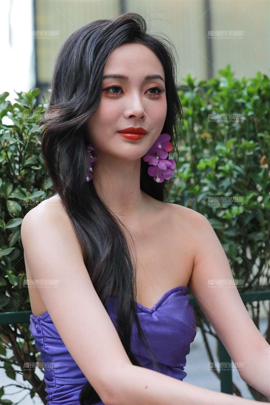 图片[1]-紫裙长腿高跟美女-街拍流行馆