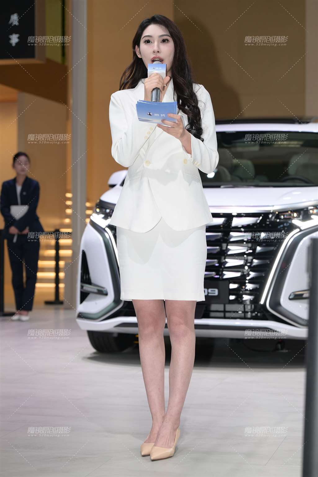 图片[2]-美腿女主持-街拍流行馆
