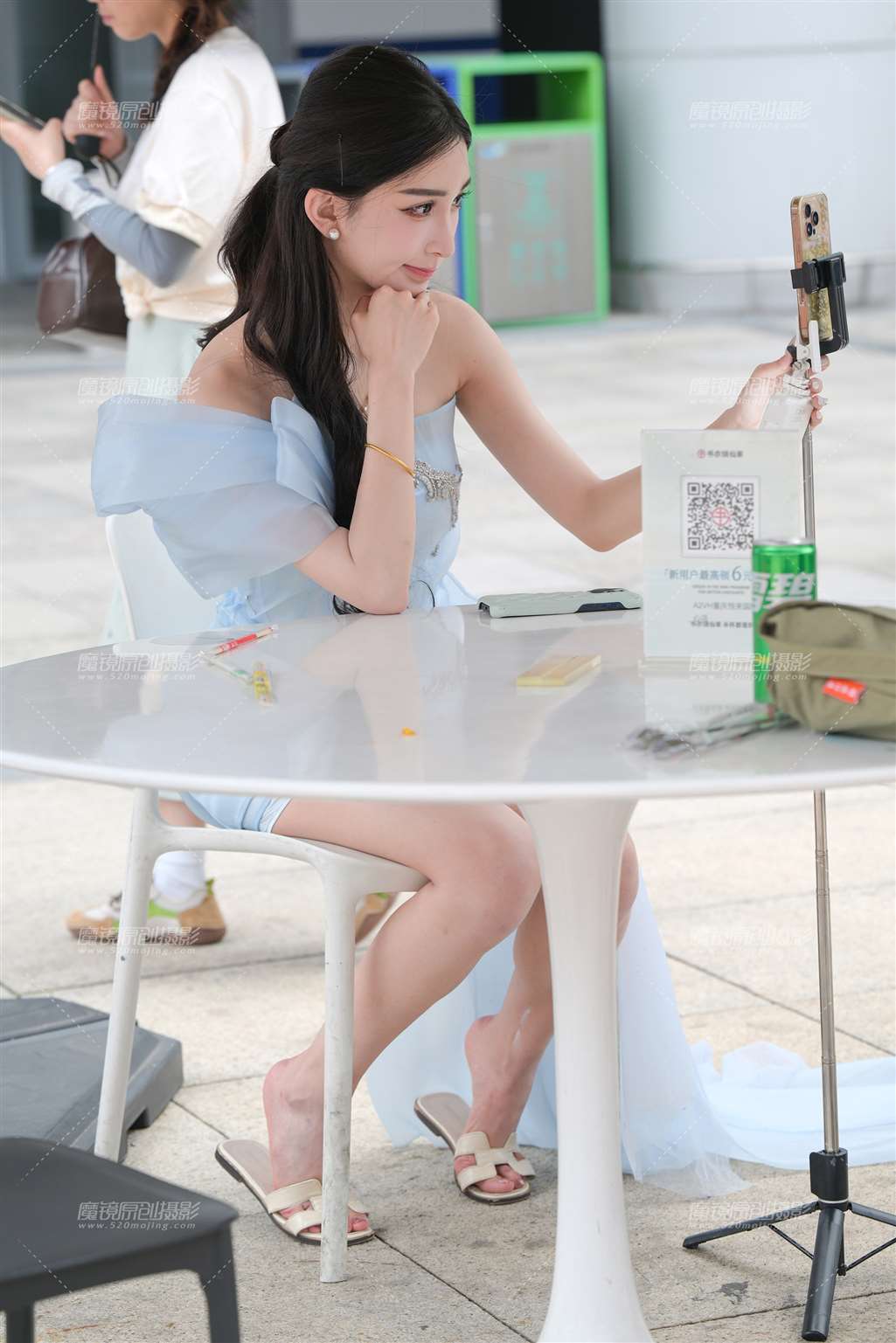 图片[2]-蓝衣美腿-街拍流行馆
