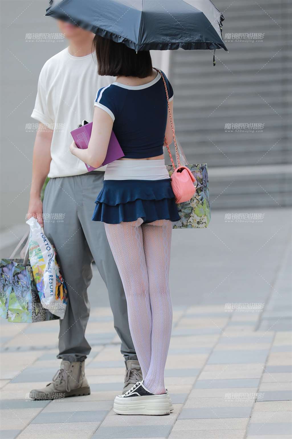 图片[2]-蓝色超短裙美女-街拍流行馆