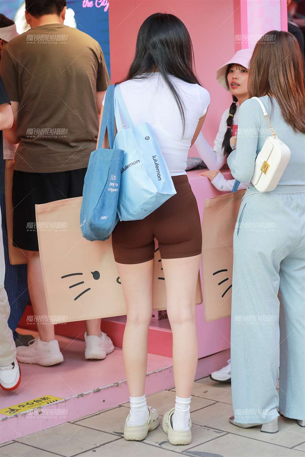 图片[5]-棕色短裤美女-街拍流行馆